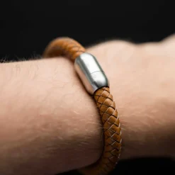 ALEXANDER – Armbånd i lyst brunt skinn