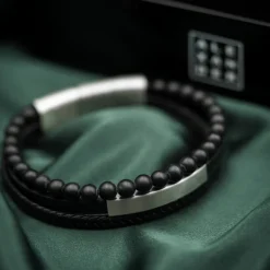 ALEXANDER – Armbånd i stål og sort skinn