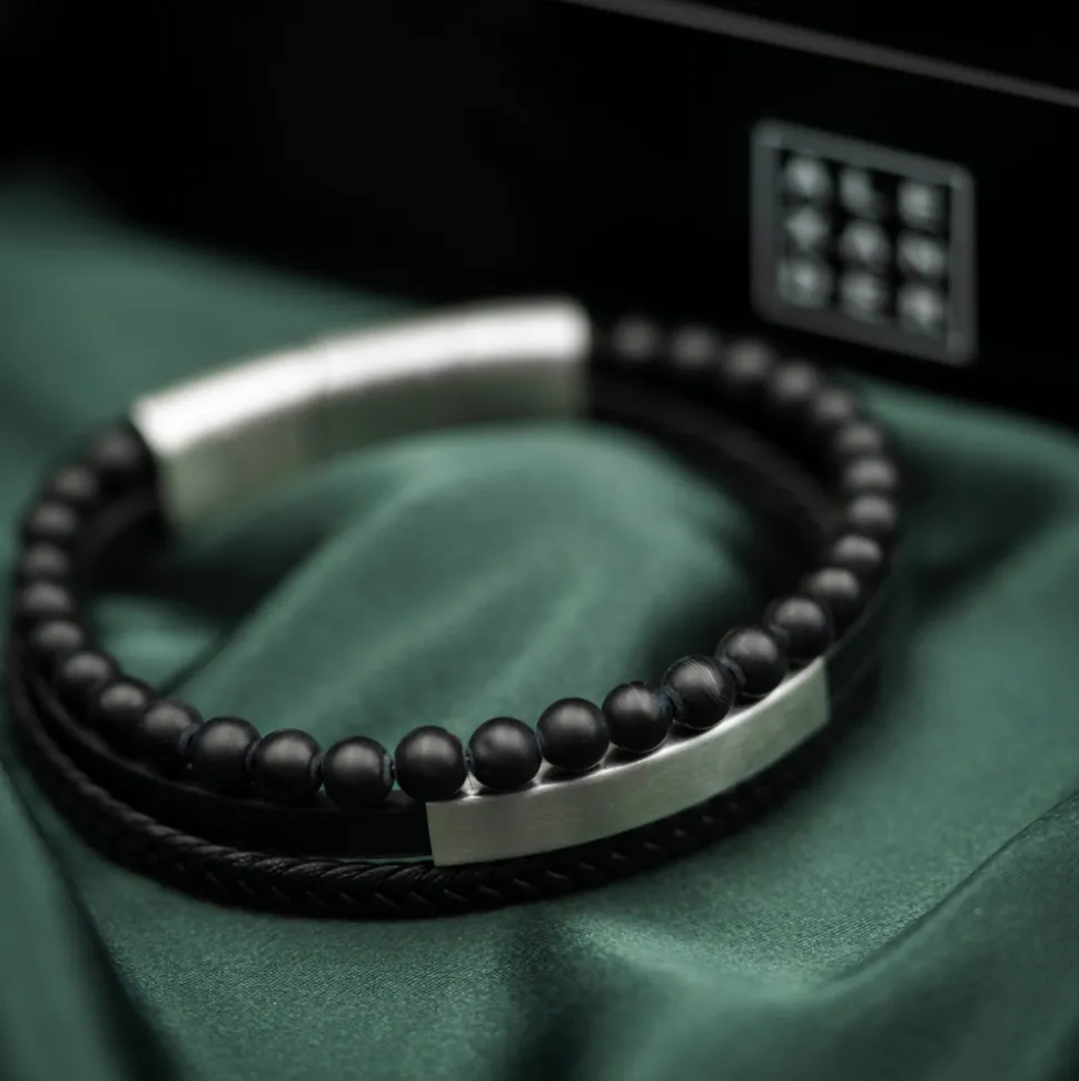 ALEXANDER – Armbånd i stål og sort skinn