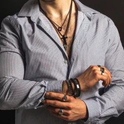 ALEXANDER – Armbånd i stål og sort skinn