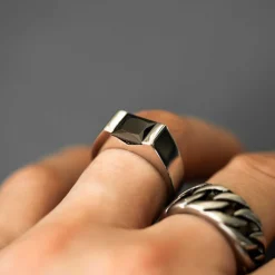 ALEXANDER – Ring i sølv med sort zirkonia