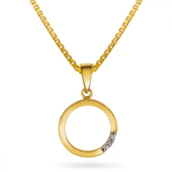 Arne Nordlie – Smykke med gult gull anheng og 0,015 ct diamanter