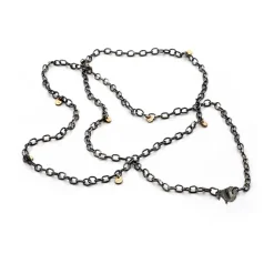 By Birdie – Antique Orbit sort rhodinert sølvkjede med små gult gull charms