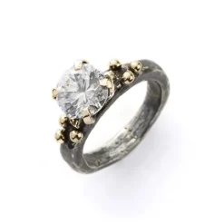 By Birdie – Rockefeller Ring i sort rhodinert sølv med krystall og gult gull