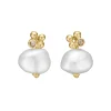 By Birdie – Zenith White Keshi Pearl ørepynt i 14 gult gull