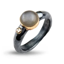 ByBirdie – Antique Grey Moon sølvring med månestein, gull og diamant