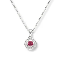 Diamonds by Frisenberg – Anheng i hvitt gull, med rubin og diamanter, totalt 0,08 ct