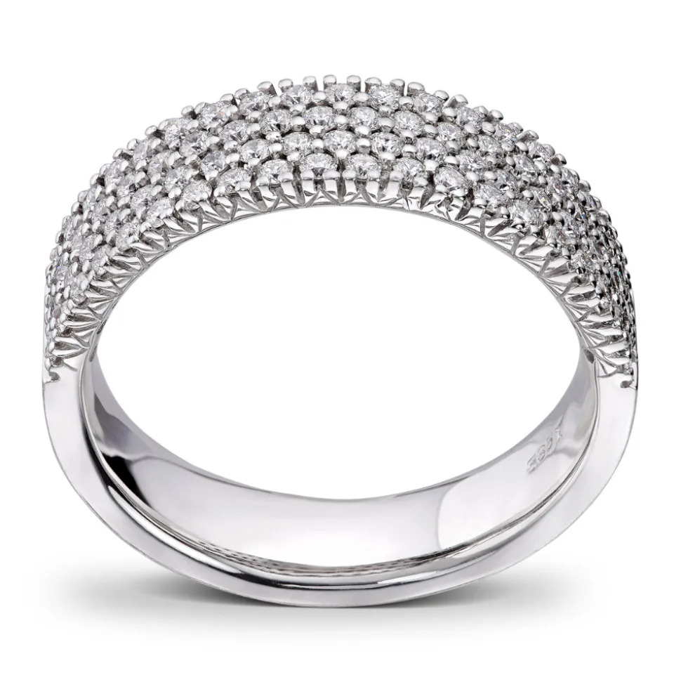 Diamonds by Frisenberg – Bred ring i hvitt gull med diamantdryss – Totalt 0,76 ct