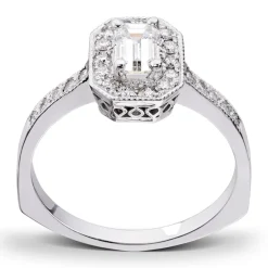 Diamonds by Frisenberg – Diamantring med emerald cut senterstein 0,50 ct TW/VS1 – Totalt 0,75 ct