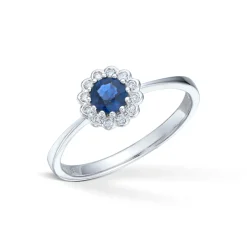 Diamonds by Frisenberg – Liten rosett ring i hvitt gull med diamanter og en safir