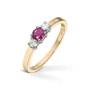 Diamonds by Frisenberg – Ring i gult gull med rubin og 0,11 ct diamanter