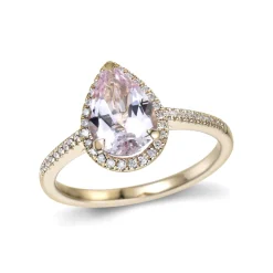 Diamonds by Frisenberg – Ring i gult gull medpearshape morganitt og sidediamanter