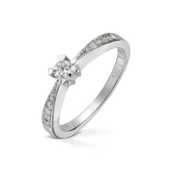 Diamonds by Frisenberg – Ring i hvitt gull med 0,15ct + 0,09 ct sidediamanter