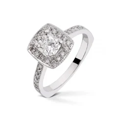 Diamonds by Frisenberg – Ring i hvitt gull med 0,70 ct TW/VS1 cushion cut diamant – Totalt 0,98 ct