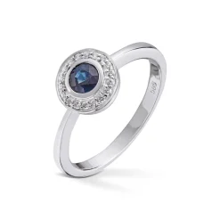Diamonds by Frisenberg – Ring i hvitt gull med safir med diamanter rundt – Totalt 0,08 ct