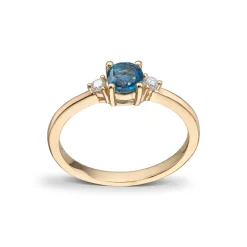 Diamonds by Frisenberg – Ring i gult gull med london blå topas og diamant