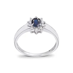 Diamonds by Frisenberg – Ring i hvitt gull – Safir med diamanter rundt – Totalt 0,15 ct