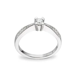 Diamonds by Frisenberg – Ring i hvitt gull med 0,15ct + 0,09 ct sidediamanter