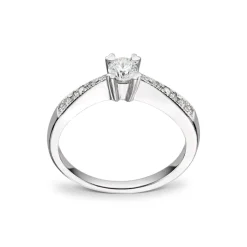Diamonds by Frisenberg – Ring i hvitt gull med 0,25 ct + 0,1 ct diamanter