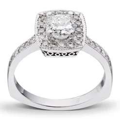 Diamonds by Frisenberg – Ring i hvitt gull med 0,70 ct TW/VS1 cushion cut diamant – Totalt 0,98 ct
