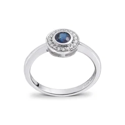 Diamonds by Frisenberg – Ring i hvitt gull med safir med diamanter rundt – Totalt 0,08 ct