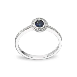 Diamonds by Frisenberg – Ring i hvitt gull med safir og 0,10 ct diamanter