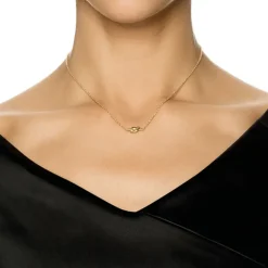 Efva Attling – Love Knot halssmykke i 18k gult gull