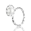 Efva Attling – Twisted orbit ring i sølv med hvit perle