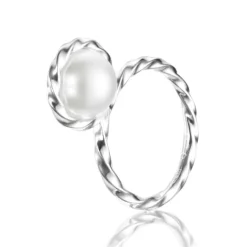 Efva Attling – Twisted orbit ring i sølv med hvit perle