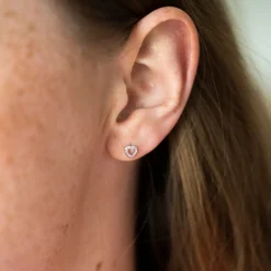 Forever by Gulldia – Hjerte ørepynt i hvitt gull med diamanter, 0,06ct W/SI