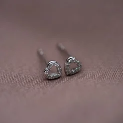 Forever by Gulldia – Hjerte ørepynt i hvitt gull med diamanter, 0,06ct W/SI