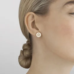Georg Jensen – Daisy ørepynt i forgylt sølv med hvit emalje og 0,10ct pavè – 11 mm