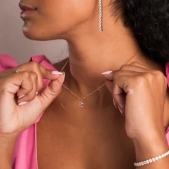 Glow by Gulldia – Cara halssmykke i forgylt sølv med rosa zirkonia