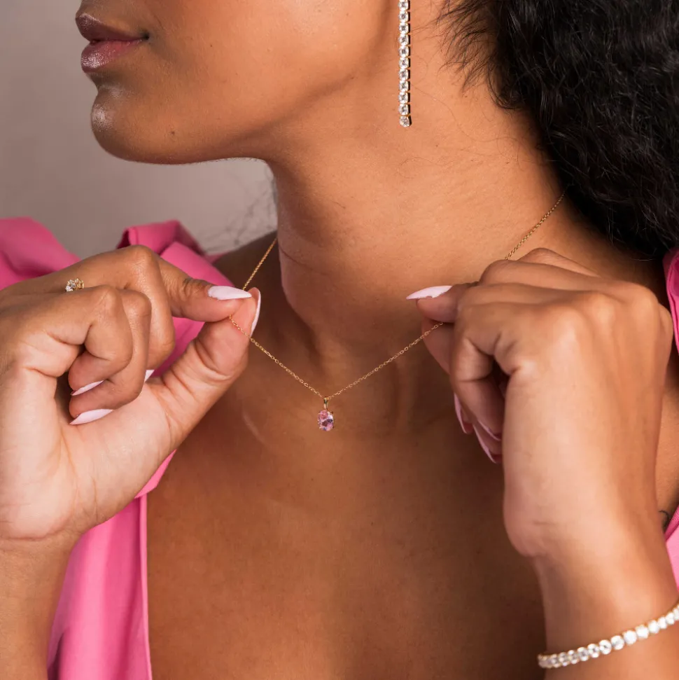 Glow by Gulldia – Cara halssmykke i forgylt sølv med rosa zirkonia