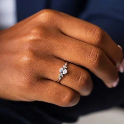Glow by Gulldia – Cora ring i sølv med zrikonia