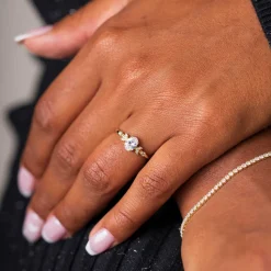 Glow by Gulldia – Cora ring i forgylt sølv med zrikonia