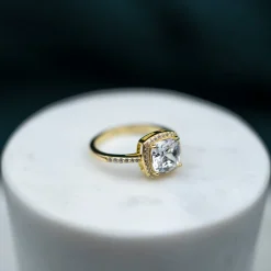 Glow by GullDia – Grace ring i forgylt sølv med blank zirkonia
