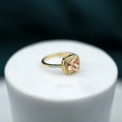 Glow by GullDia – Grace ring i forgylt sølv med champagne farget zirkonia