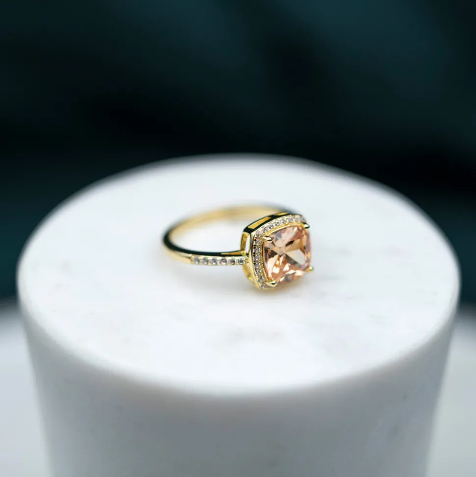 Glow by GullDia – Grace ring i forgylt sølv med champagne farget zirkonia