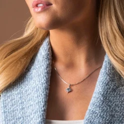 Glow by GullDia – Lily halssmykke i sølv med zirkonia, blå