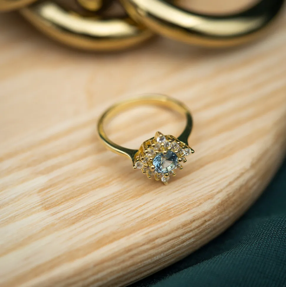 Glow by GullDia – Lily ring i forgylt sølv med zirkonia, blå