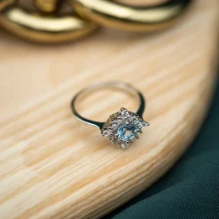 Glow by GullDia – Lily ring i sølv med zirkonia, blå