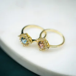 Glow by GullDia – Lily ring i forgylt sølv med zirkonia, blå