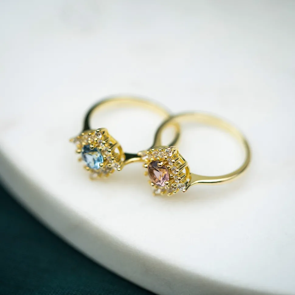 Glow by GullDia – Lily ring i forgylt sølv med zirkonia, blå