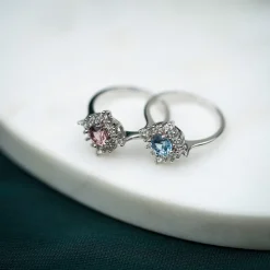 Glow by GullDia – Lily ring i sølv med zirkonia, blå