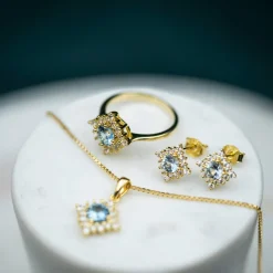 Glow by GullDia – Lily ring i forgylt sølv med zirkonia, blå