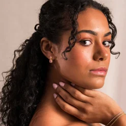 Glow by Gulldia – Macy ørepynt i forgylt sølv, rosa zirkonia