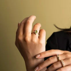 Glow by Gulldia – Rose ring i forgyldt sølv med zirkonia, oliven