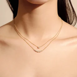 Julie Sandlau – Lumen halssmykke i 18k gult gull med diamanter