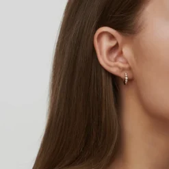 Julie Sandlau – Pristine Medium Hoop i 14k gult gull med diamanter